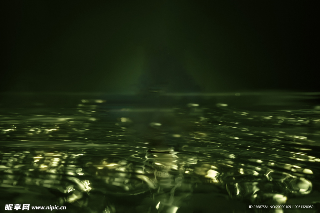 化妆品水面绿色产品背景