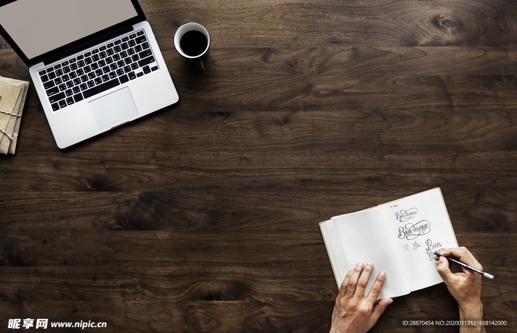 笔记本上的手的俯视图