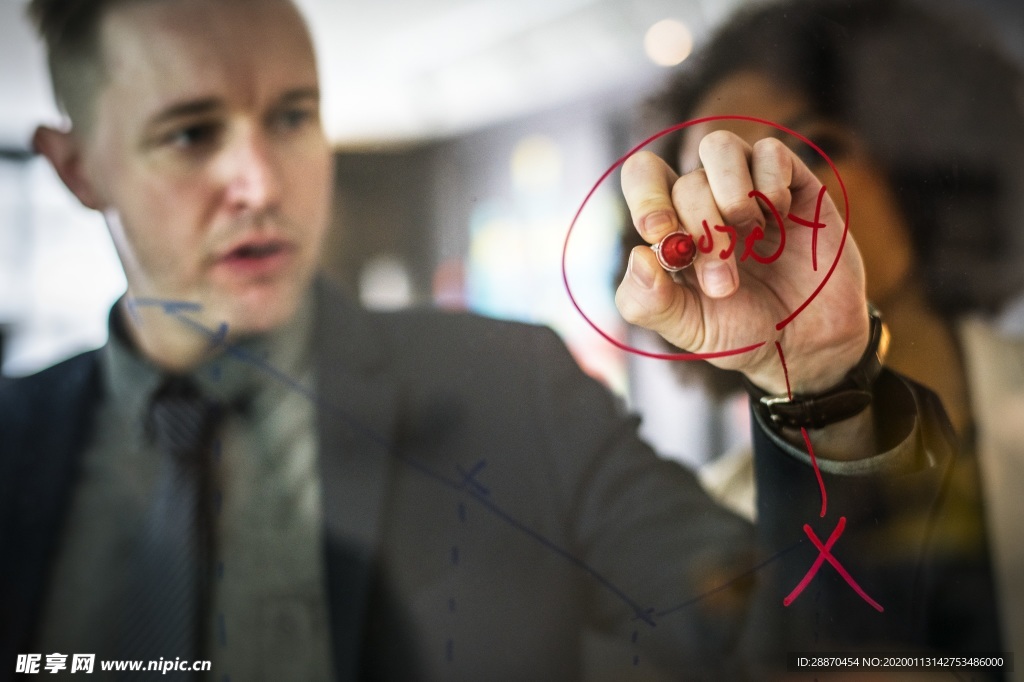 年轻的白人商人在玻璃板上绘制图