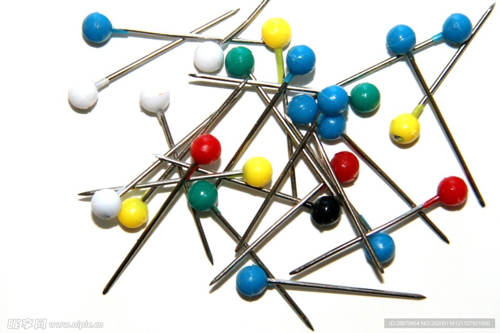 在白色背景的推挤别针