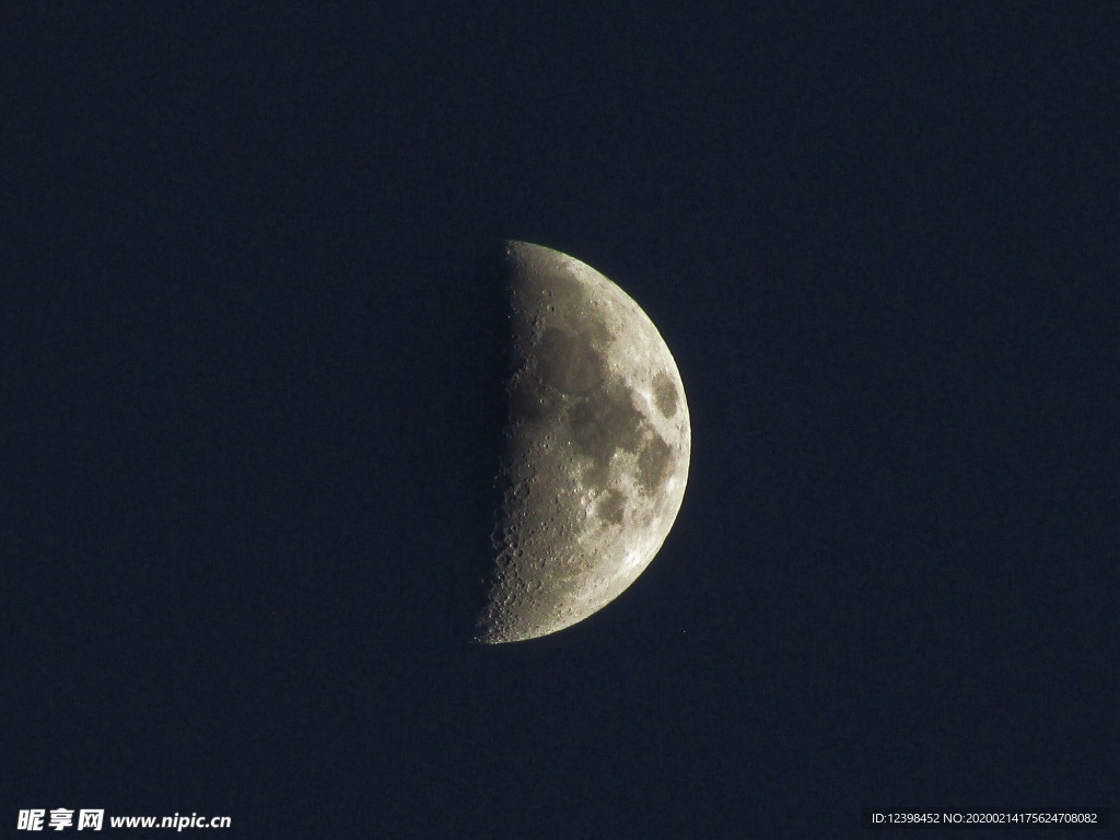 天空中的月亮摄影