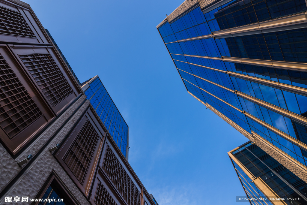 黄昏下的外滩金融中心建筑