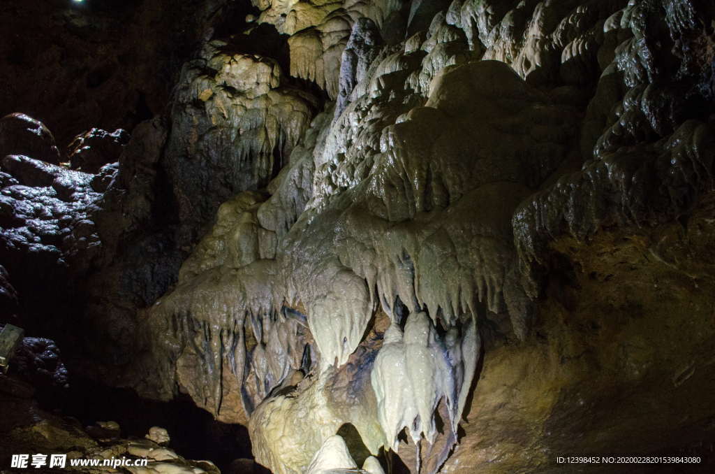 美轮美奂的地下洞穴美景