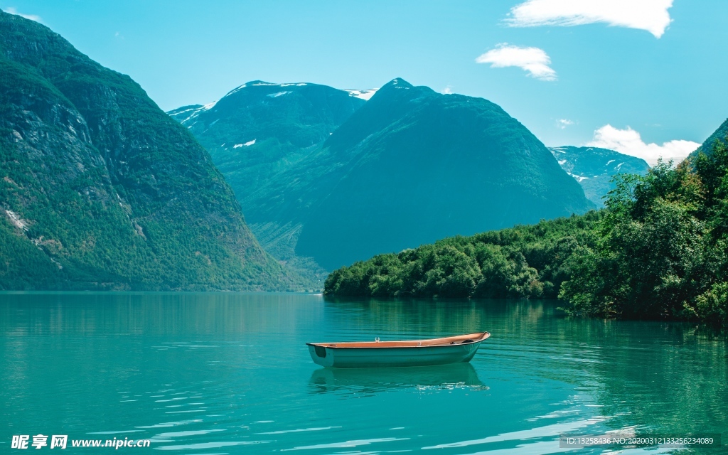 群山森林河流云彩风景