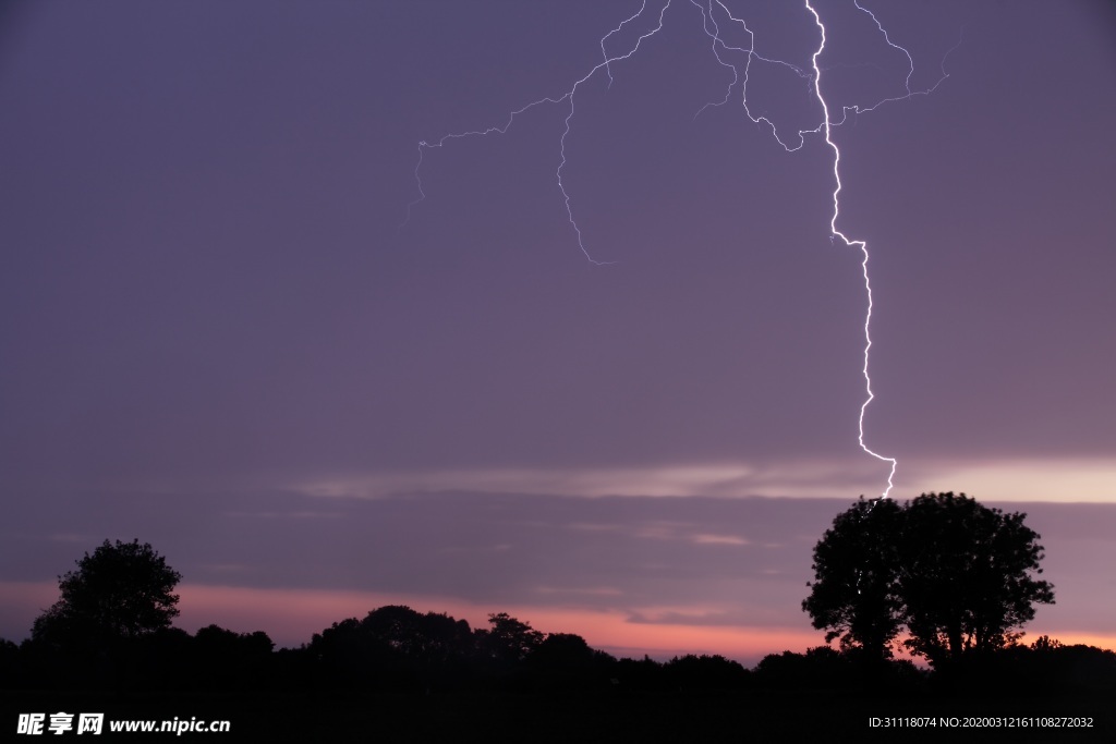 天空闪电