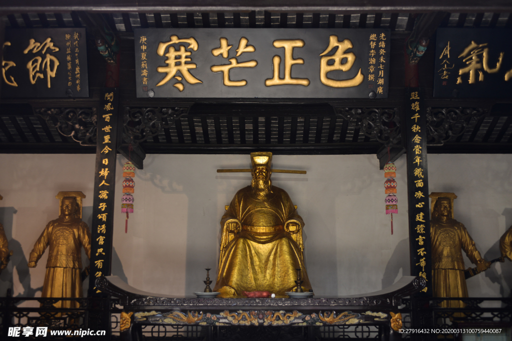 合肥包公祠内的包公塑像