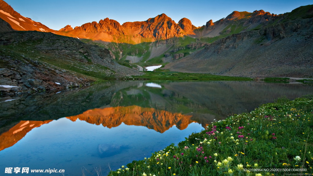 蓝天下的高山湖水