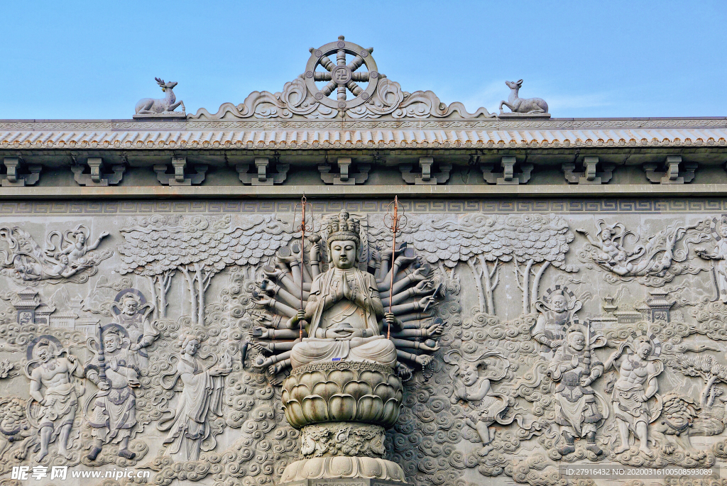 洗心禅寺中精雕的千手观音照壁