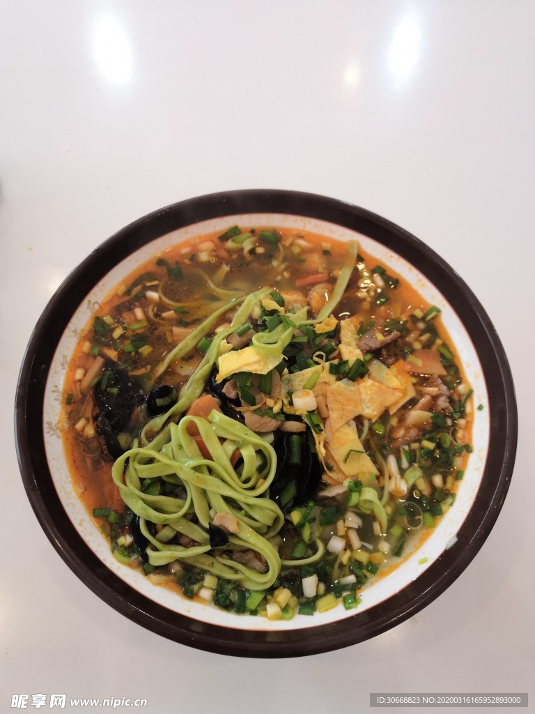 面条 菠菜面 绿色的面
