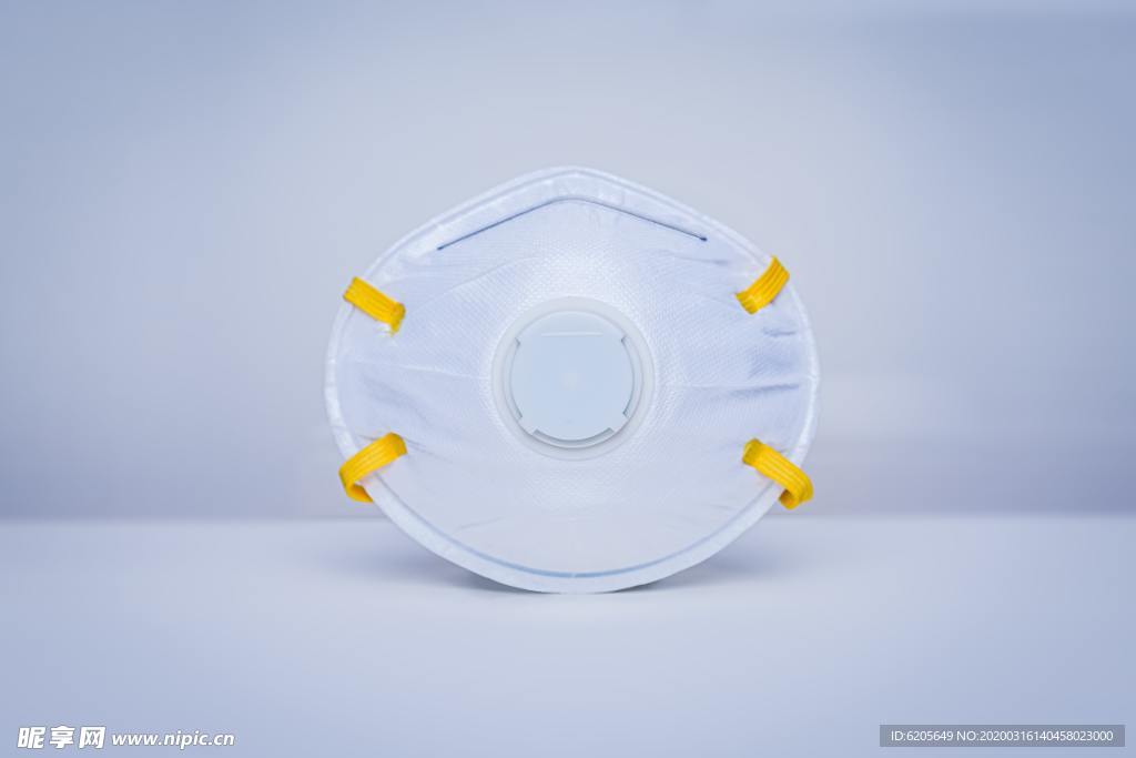 一个白色口罩