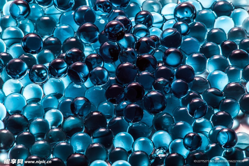 蓝黑色玻璃球混合背景