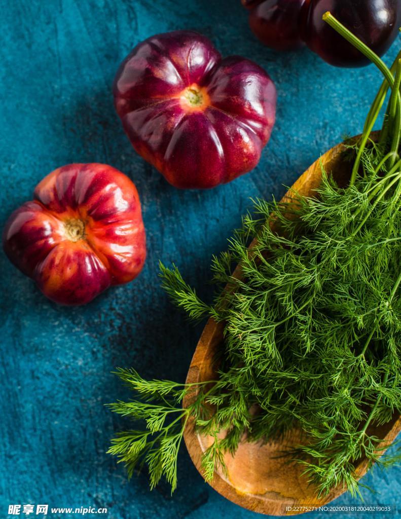 蓝色桌布上的蔬菜