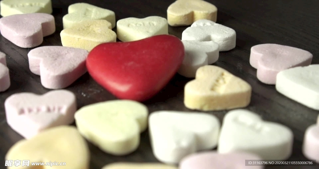 散落五颜六色糖果