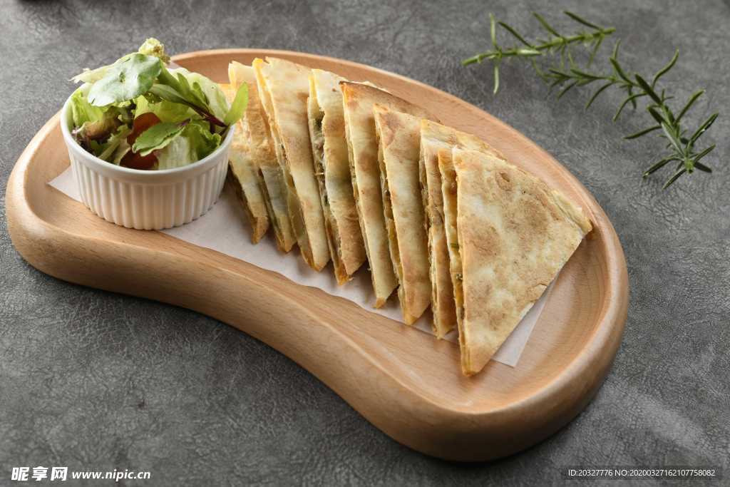 加州辣味牛肉薄饼配番茄莎莎