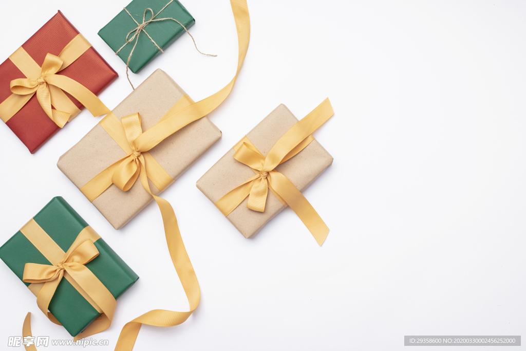 白色背景下的礼物盒子