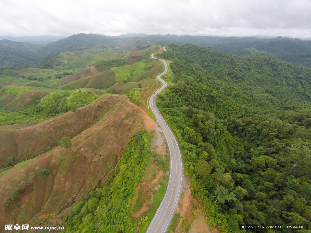 俯视曲折的山路