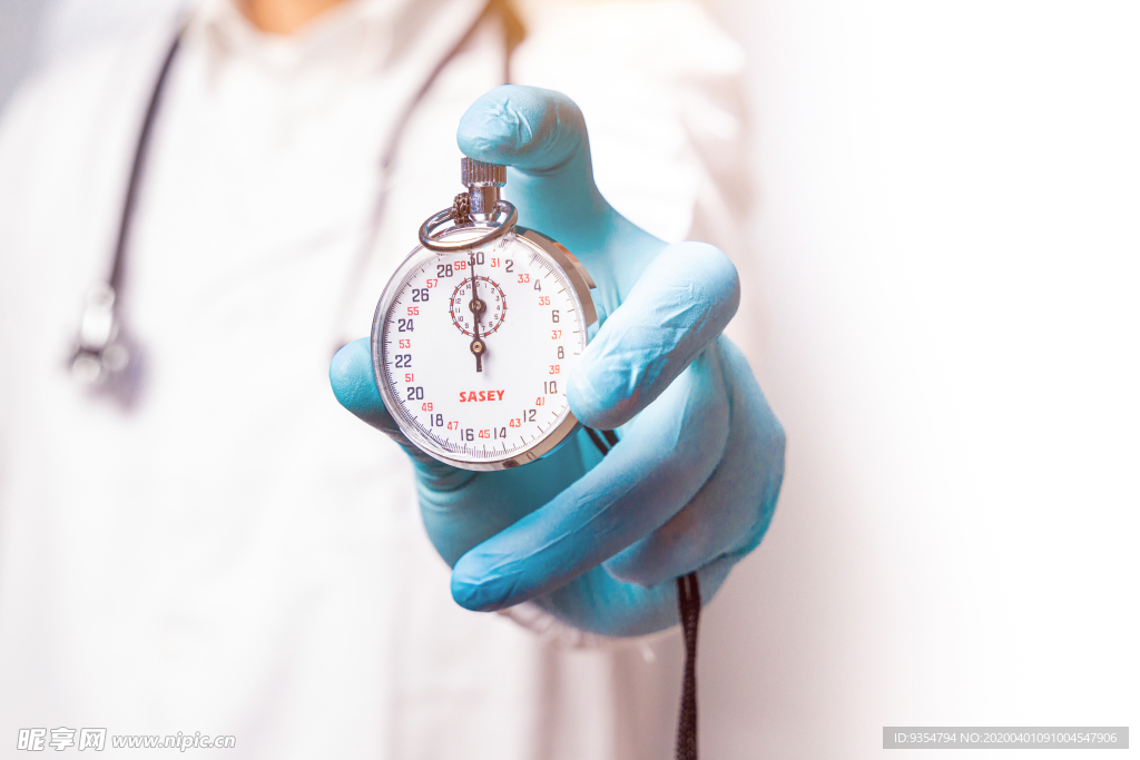 医生手里拿着秒表