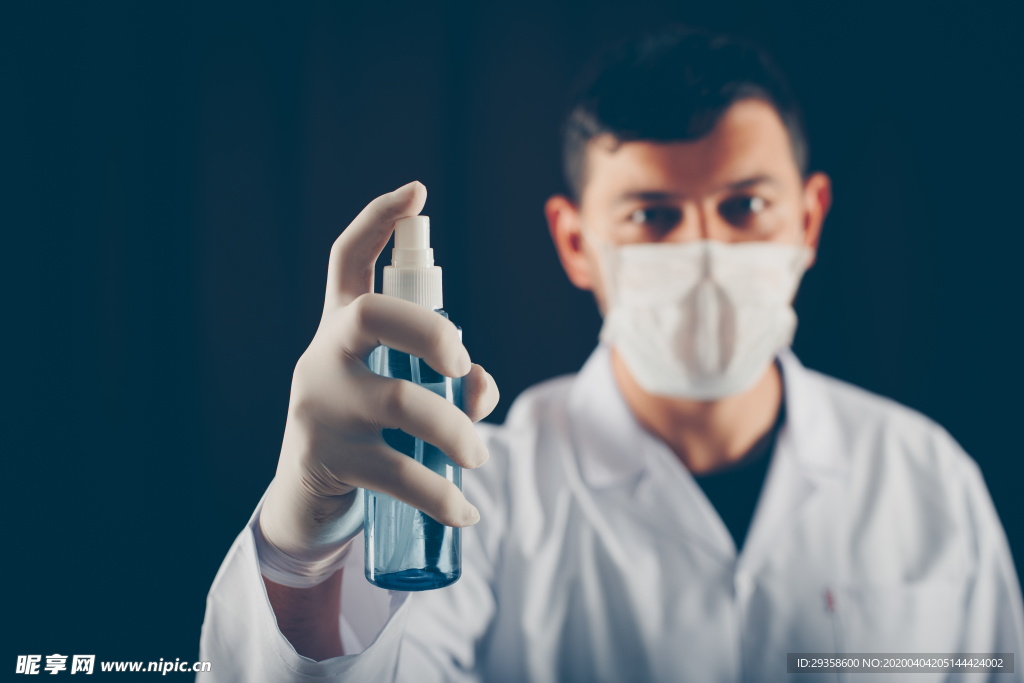医生手拿消毒液