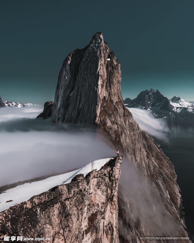 云顶之上的山峰