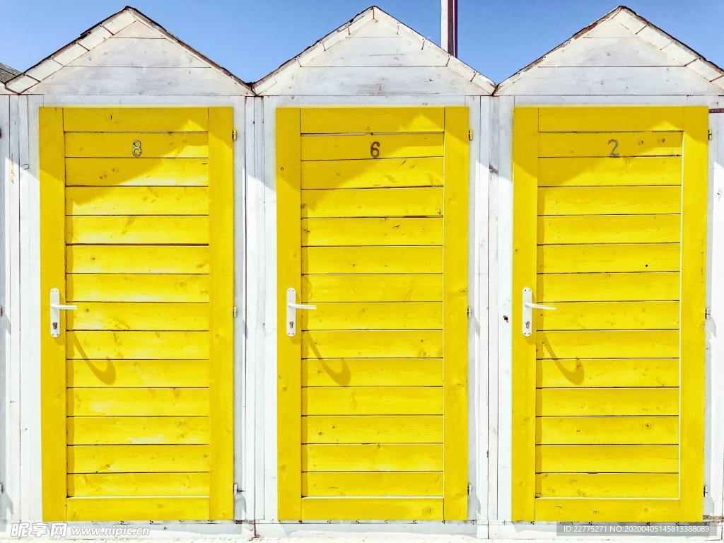 明亮的黄色门板
