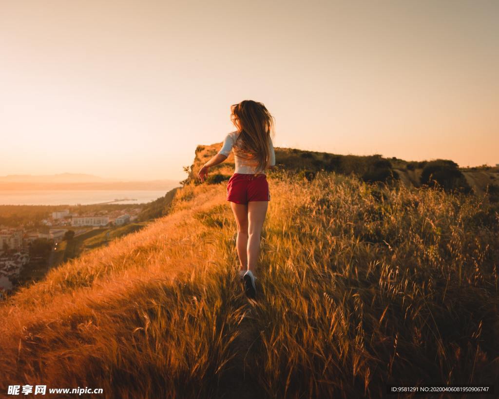 落日下奔跑的少女