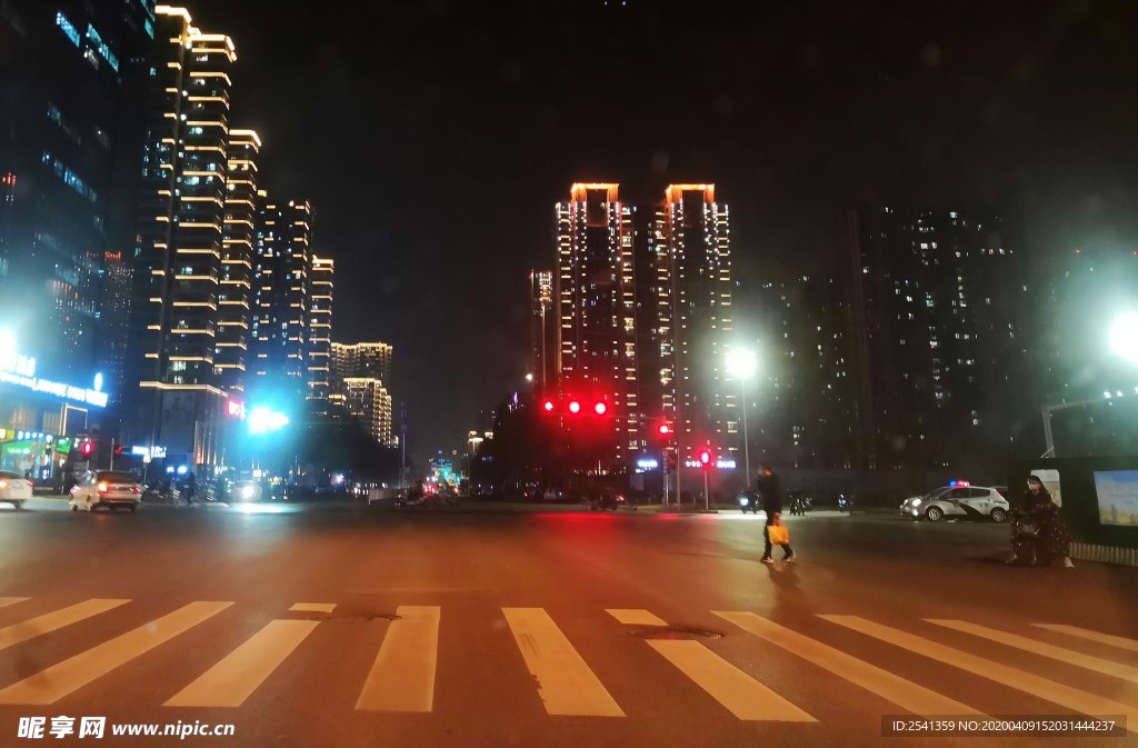 夜色中的十字路口