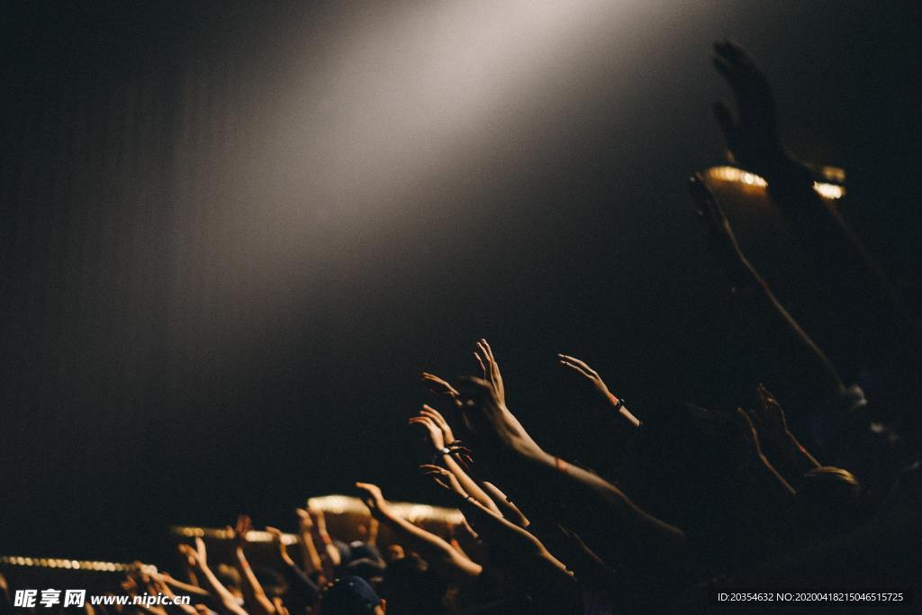 追随的众人的手