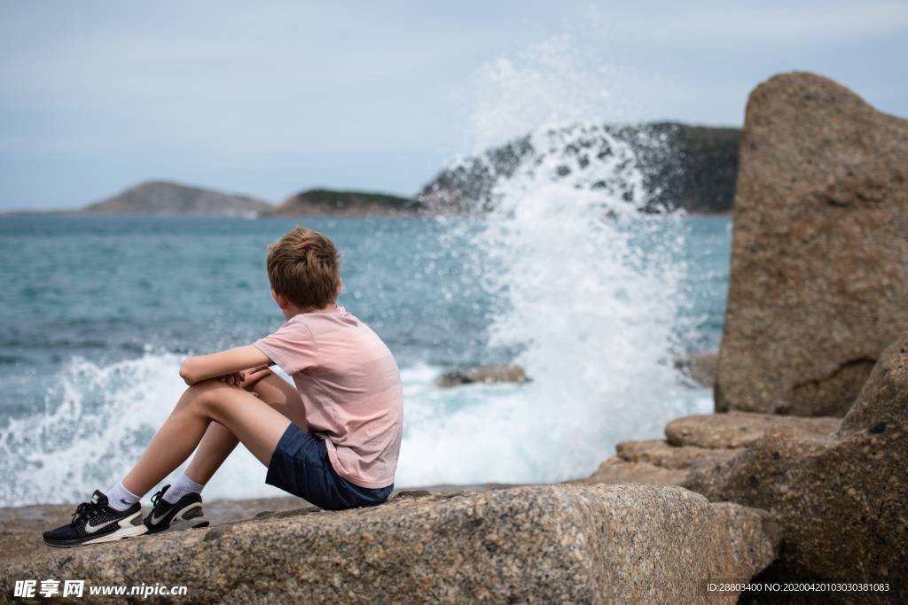 海岸 礁石 男孩 背影