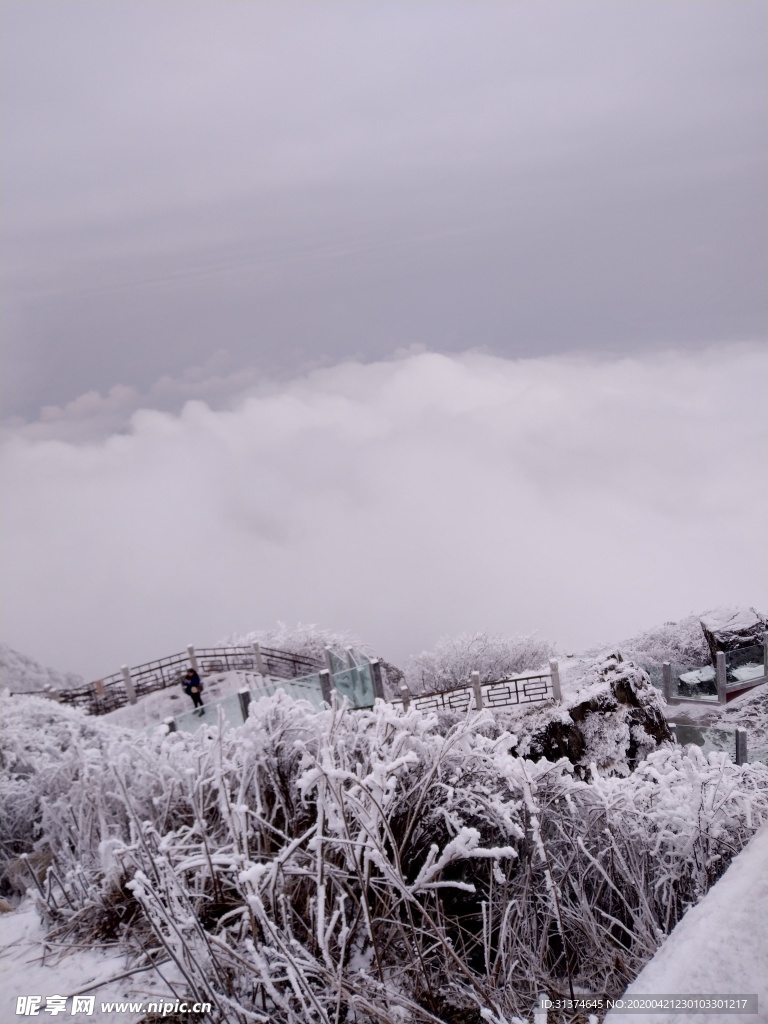 雪山之巅的云雾