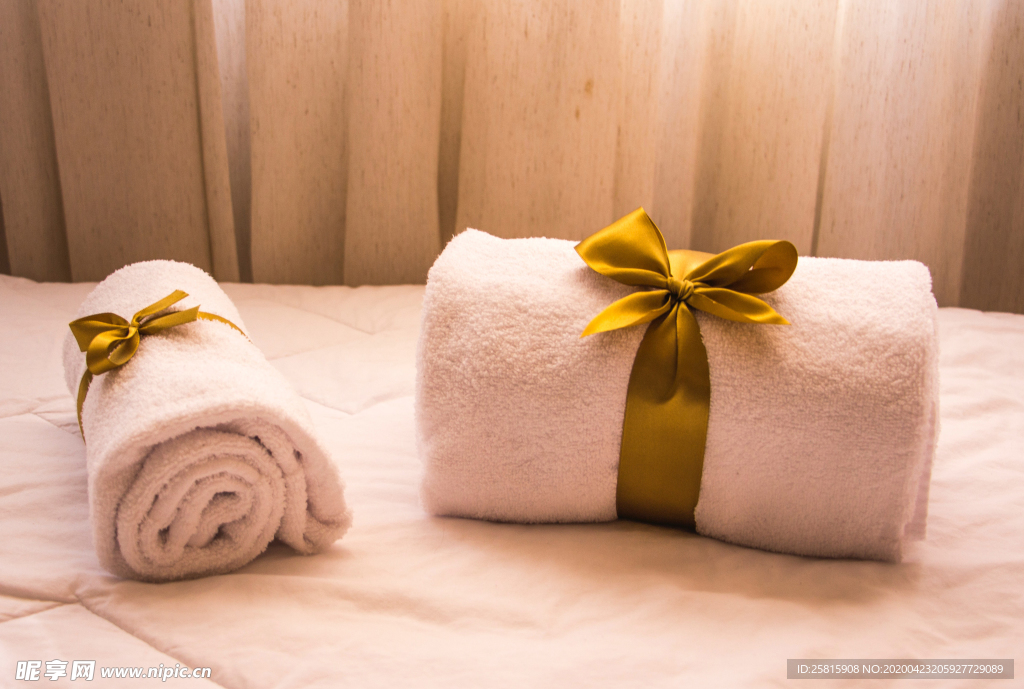 毛巾堆叠卷起图片