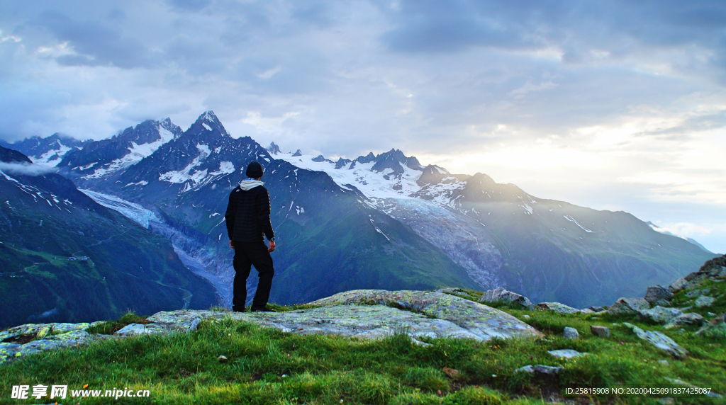 山顶上的人远眺图片