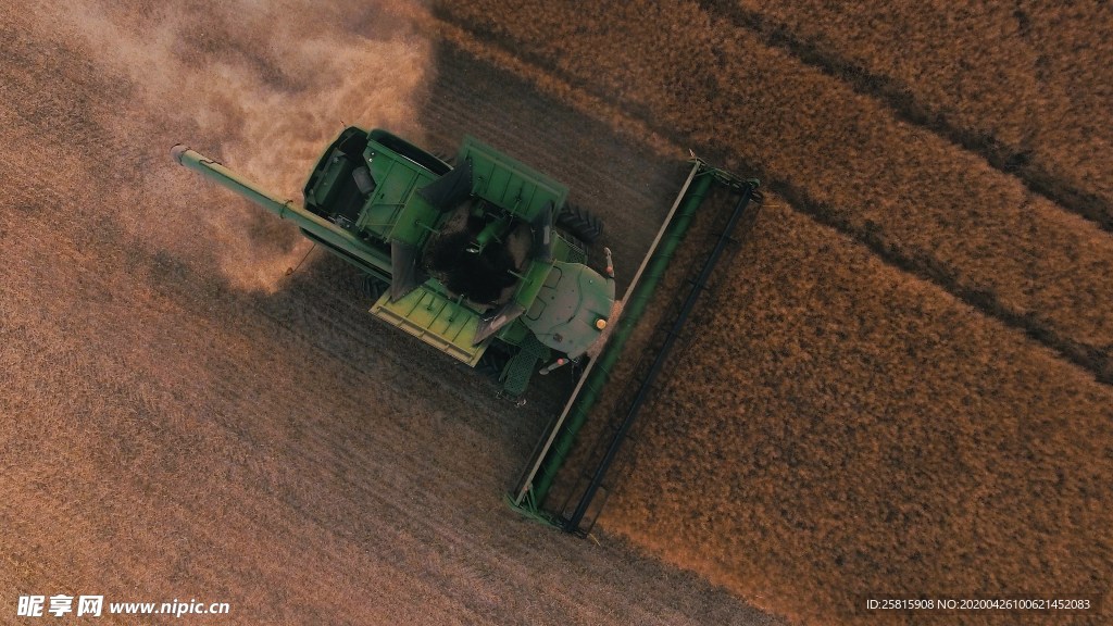 收割机丰收图片