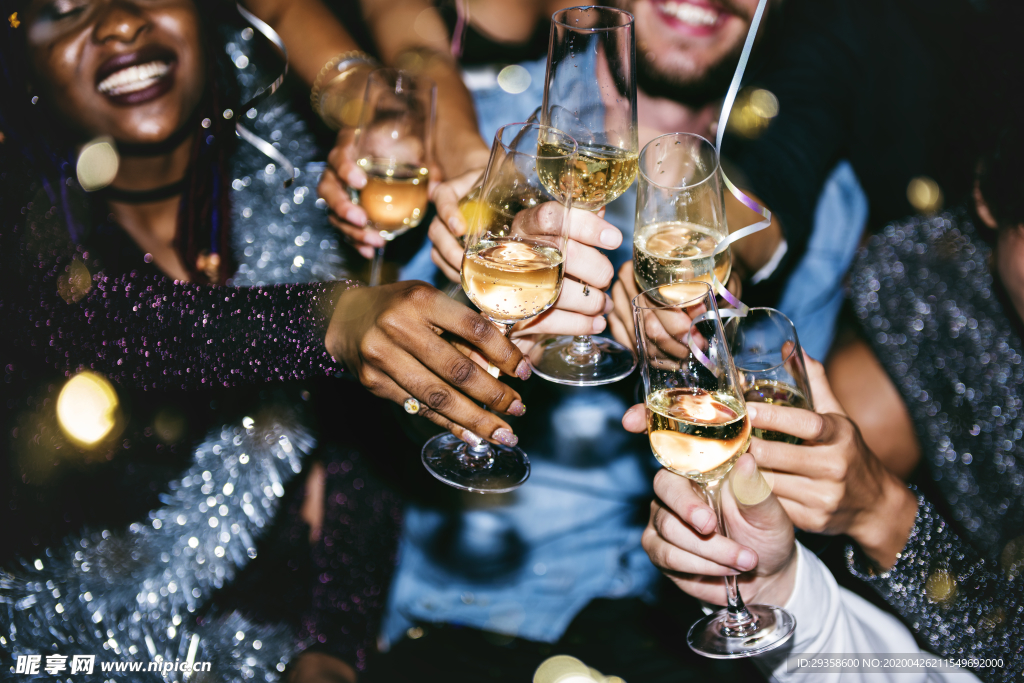 聚会上一起干杯