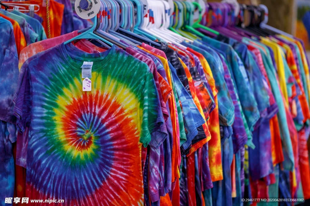 整齐悬挂的全身印t恤实拍图