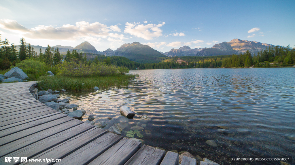 水边木质栈桥风景图片