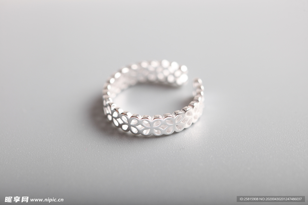 银戒指唯美图片