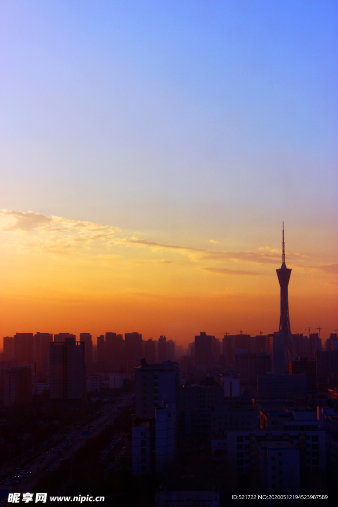 夕阳下的郑州福塔