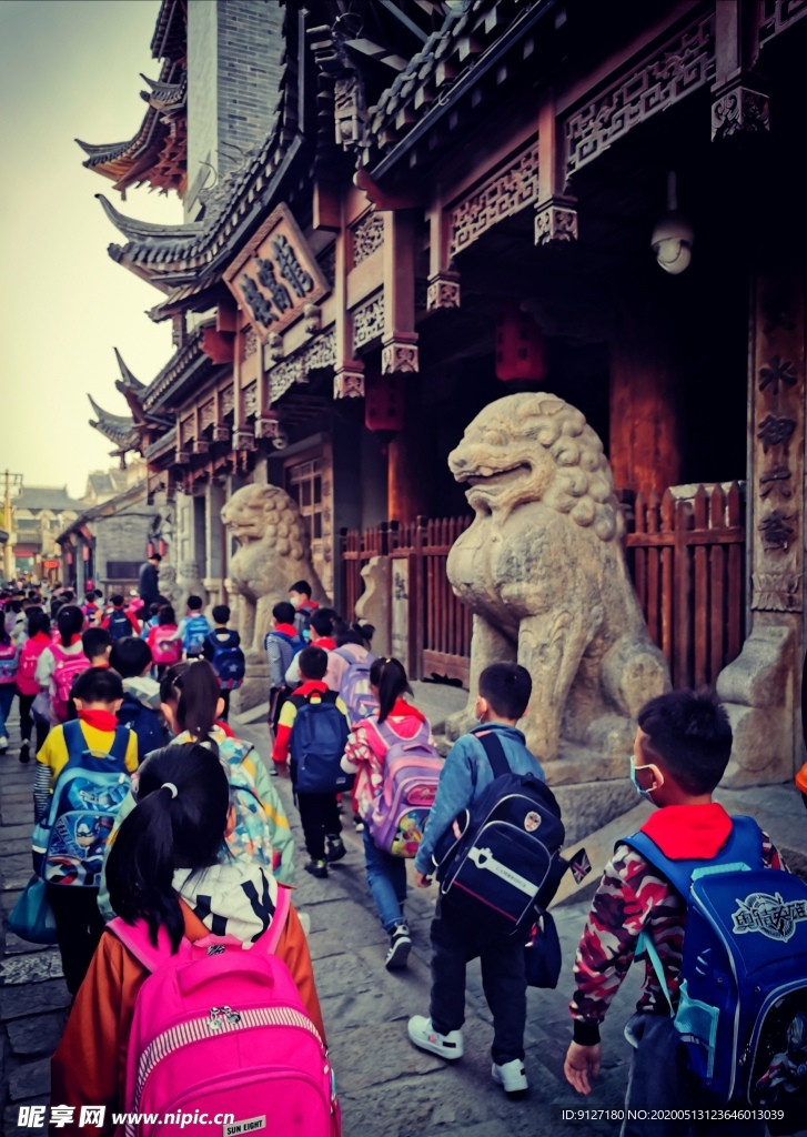 龙窝楼学生放学图