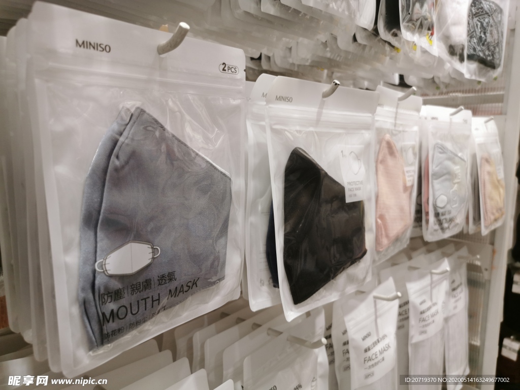 货架上的口罩