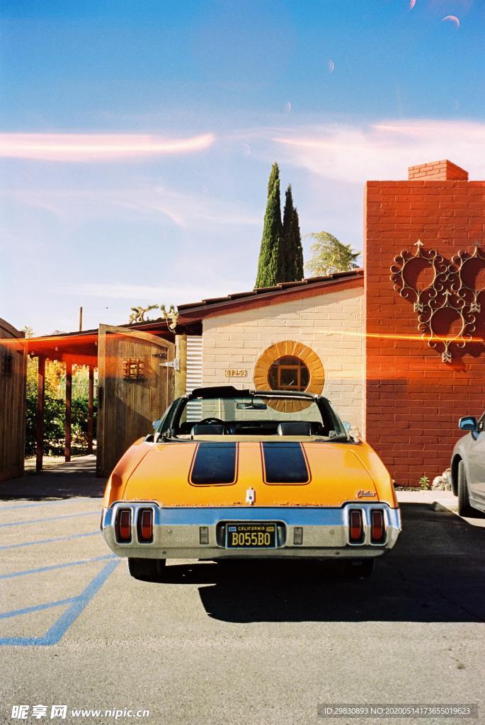 黄色跑车