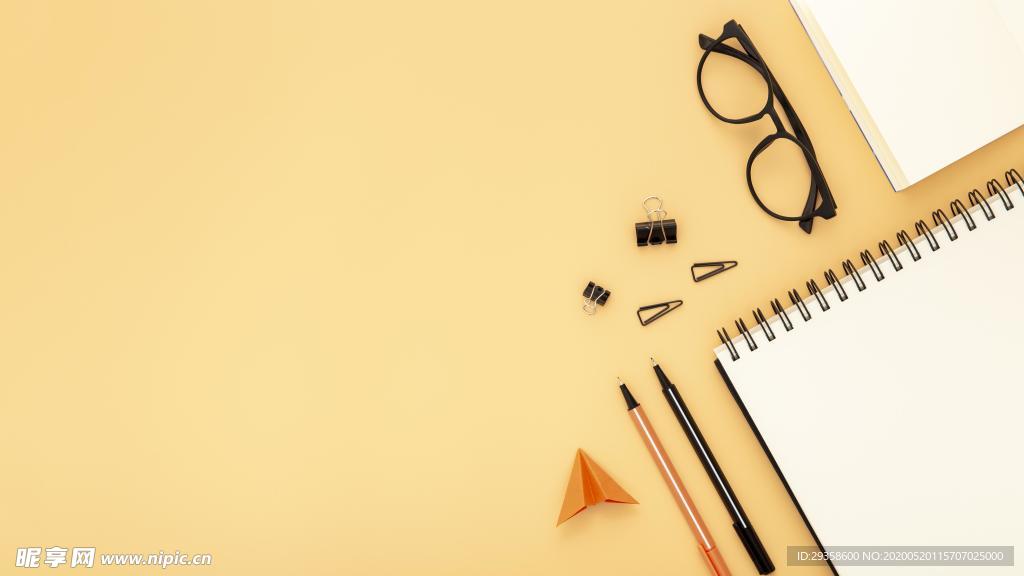 笔记本与黄色桌面