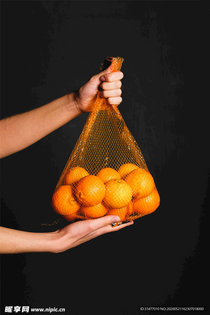 手提袋中的橙子