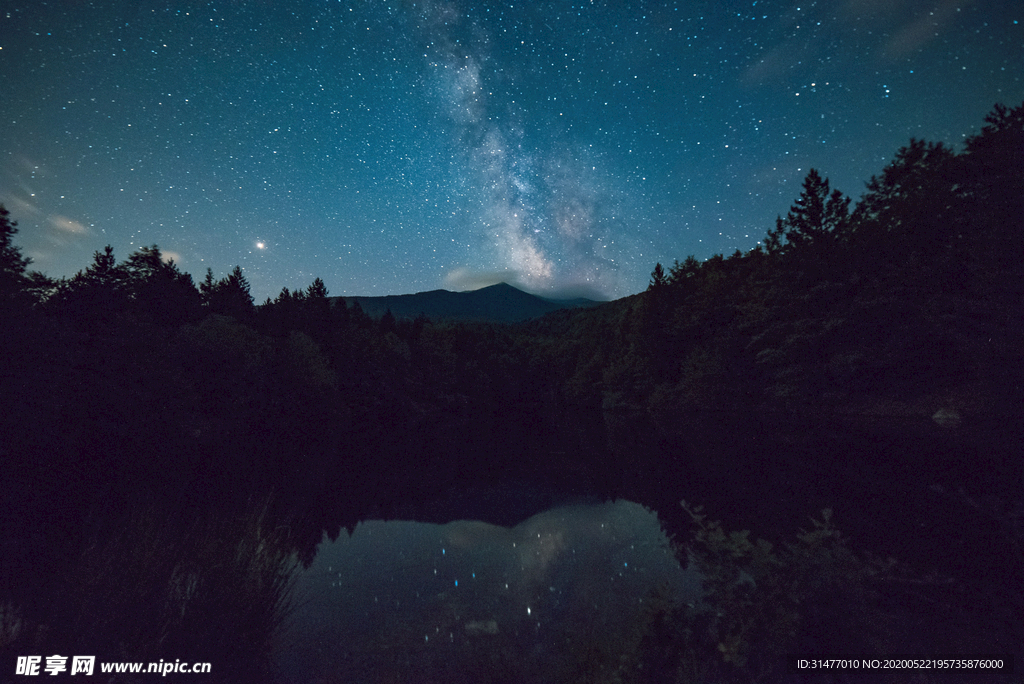 星空下的湖面
