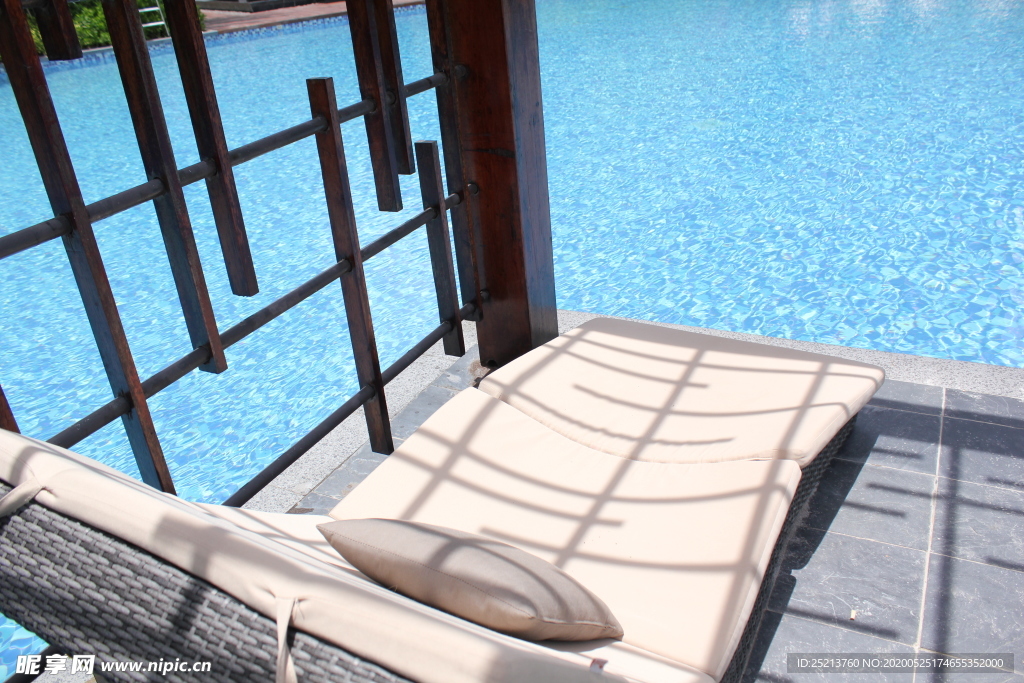 游泳池休闲椅特写拍照摄影