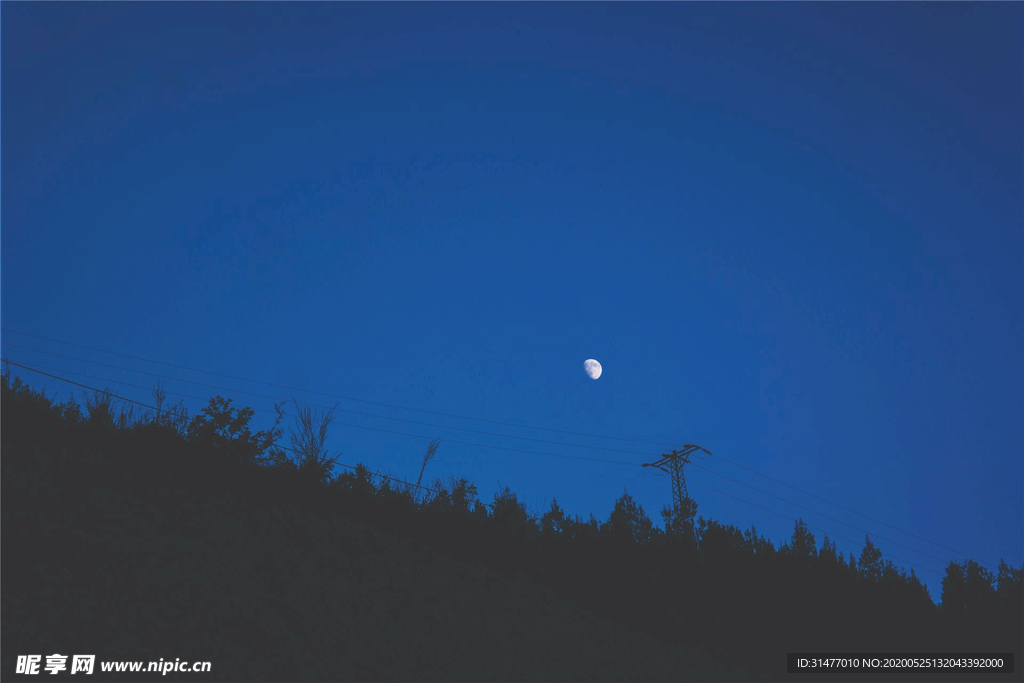 山头上的月亮
