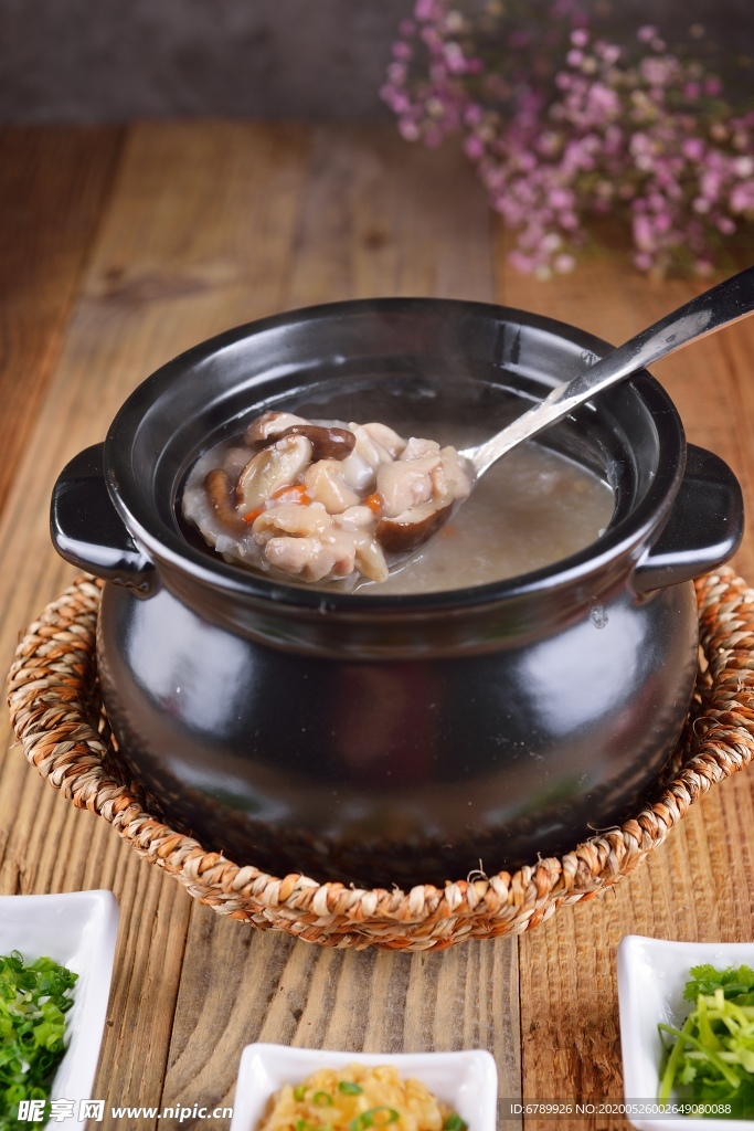 砂锅菌菇鸡肉粥