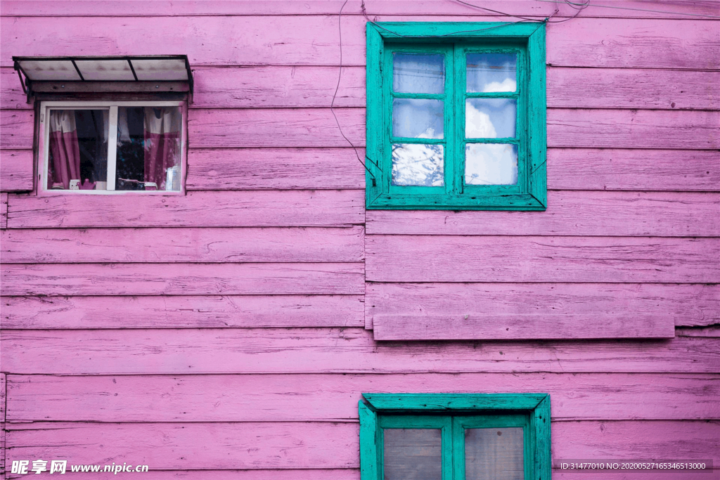 紫色木墙  窗户