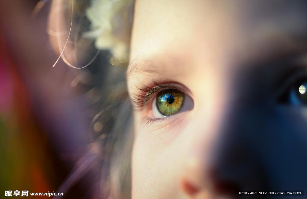 小孩儿美丽而明亮的眼睛