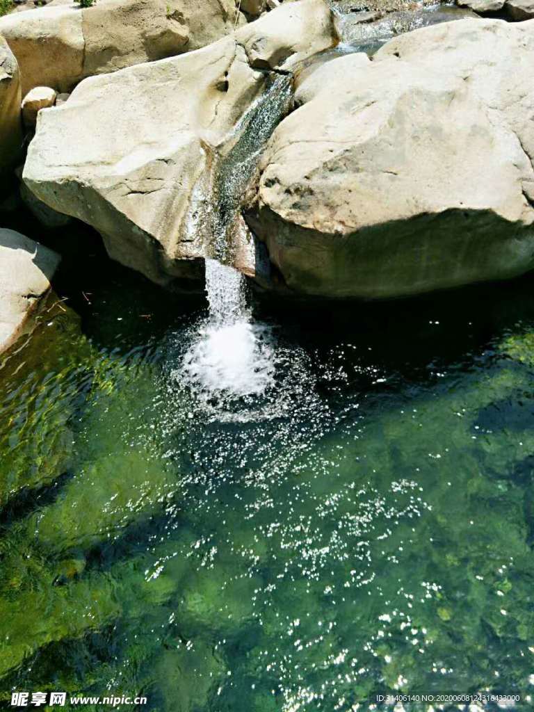 清澈泉水图片