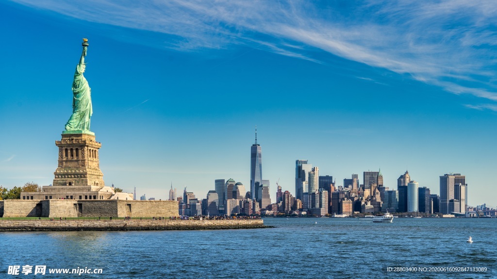 天空下的自由女神像